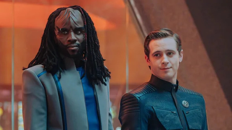 Jay-Den Kraag et Kyle côte à côte dans Star Trek : Starfleet Academy