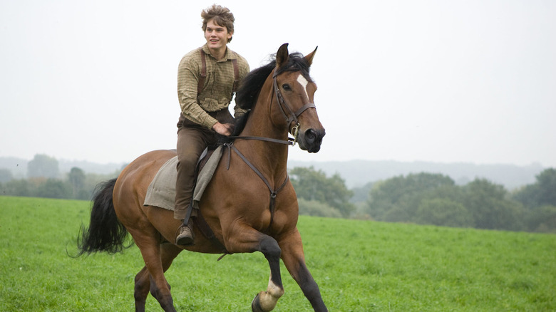 Albert chevauchant joyeusement Joey dans War Horse (2011)