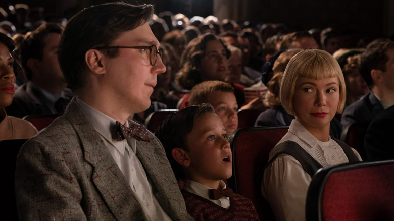 Sammy Fabelman assis avec ses parents dans une salle de cinéma dans Les Fabelman (2022)