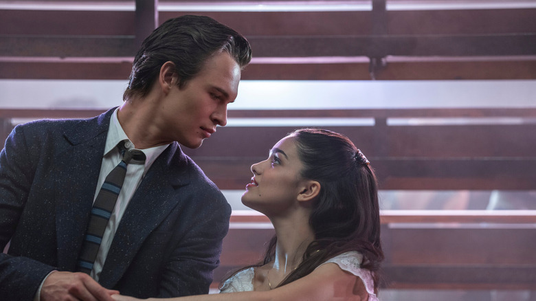 Tony et Maria se regardent dans West Side Story (2021)