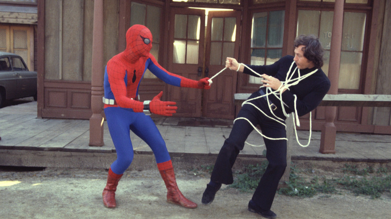 Spidey emballe un méchant dans The Amazing Spider-Man (1978)