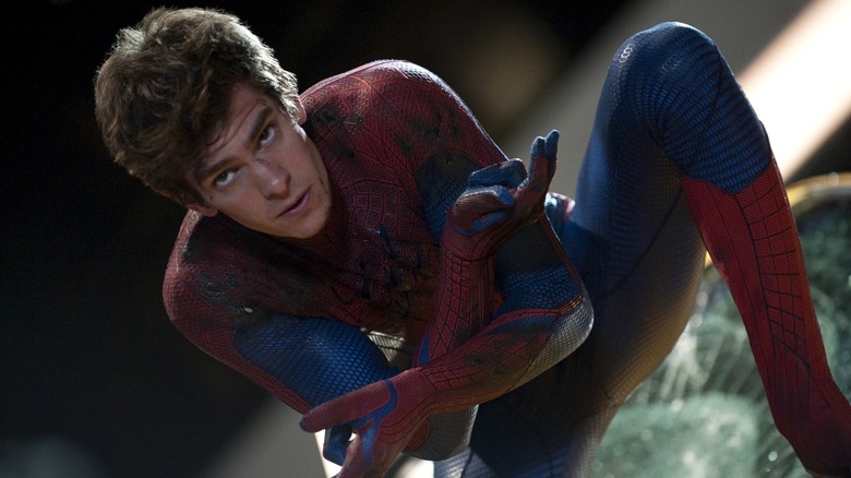 Spider-Man prend la pose sur un toit dans The Amazing Spider-Man (2012)