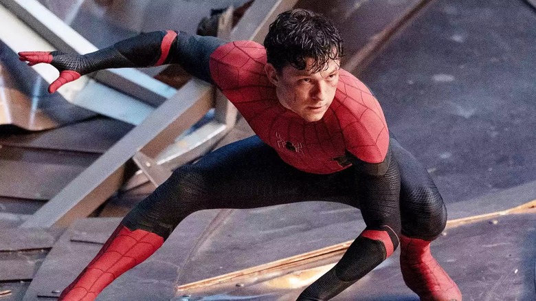 Peter Parker accroupi dans Spider-Man : No Way Home (2021)