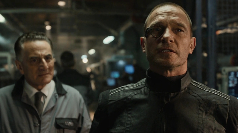 Le Baron Strucker regarde son travail