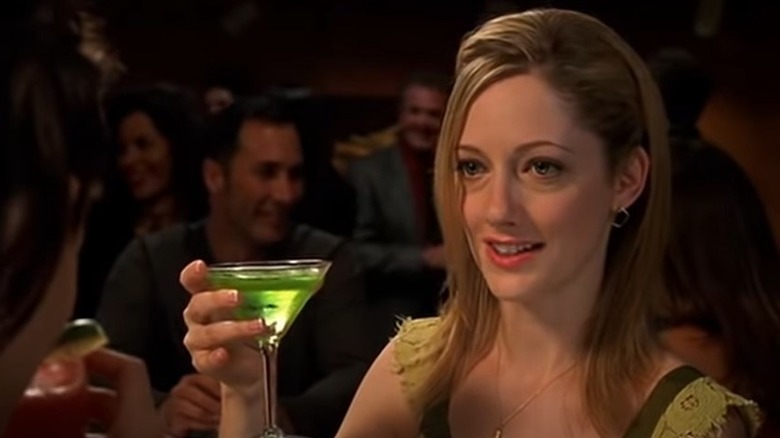 Judy Greer scrutant le bar