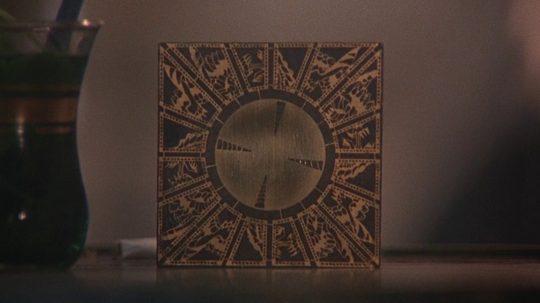 La boîte à puzzle Lament Configuration posée sur une étagère dans 