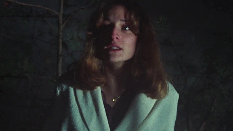 Cheryl a l'air effrayée dans les bois dehors. 