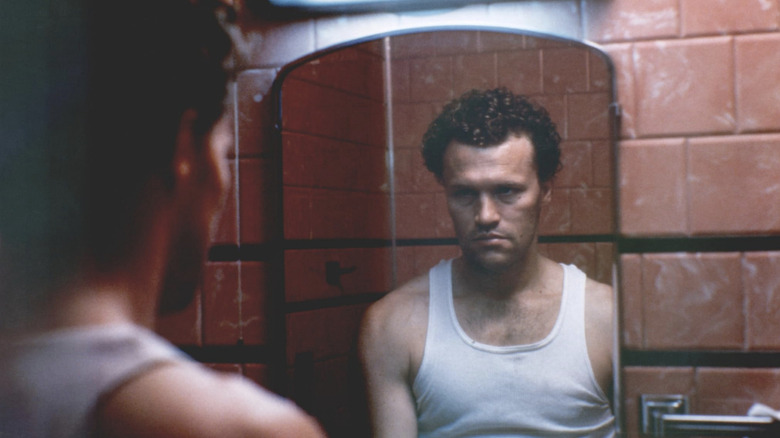 Henry se regarde dans le miroir 