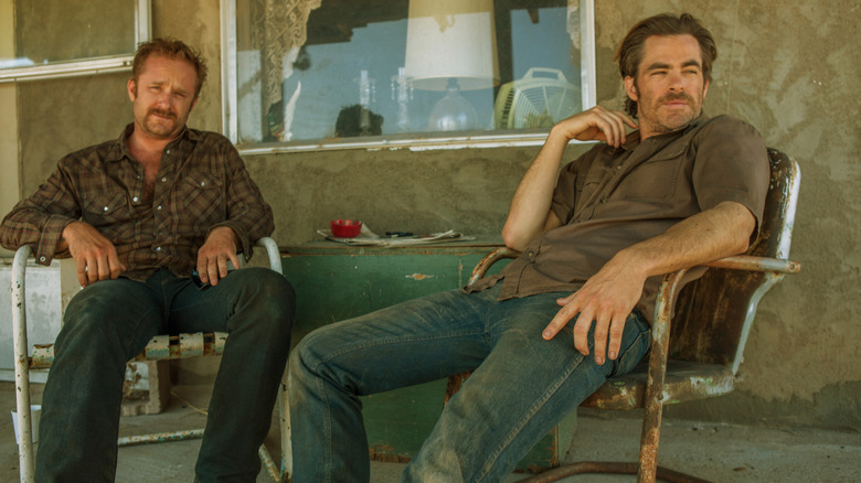 Tanner et Toby Howard traînent sur leur porche dans Hell or High Water (2016)