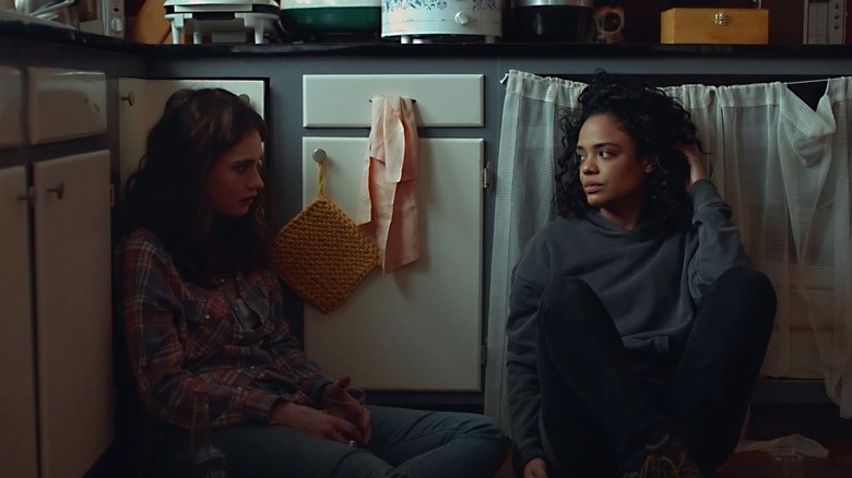 Deb et Ollie ont une tendre conversation dans la cuisine à Little Woods (2019)