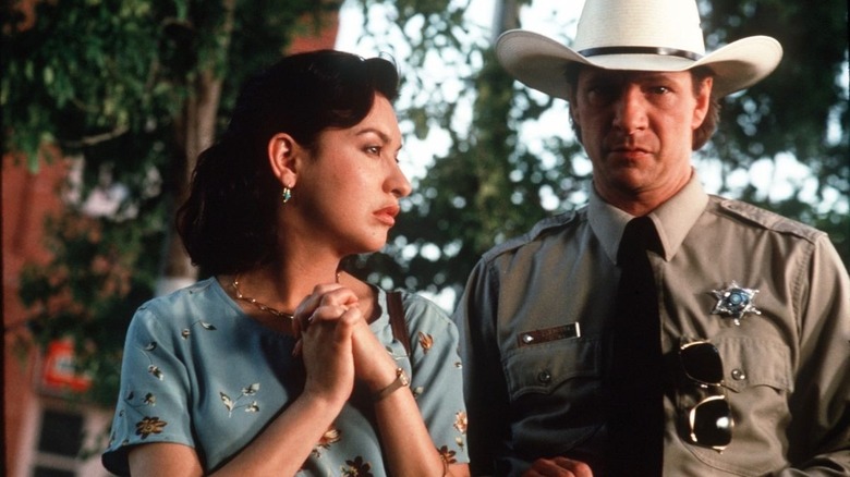 Le shérif Sam Deeds et Pilar Cruz discutent dans Lone Star (1996)
