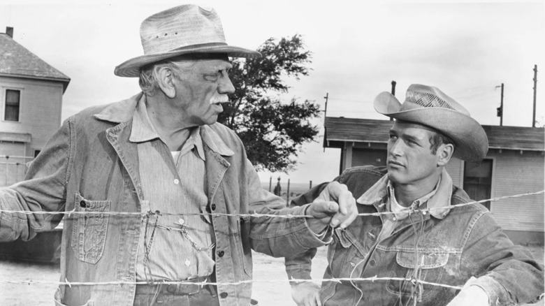 Hud conversant avec son père contre une clôture à Hud (1963)