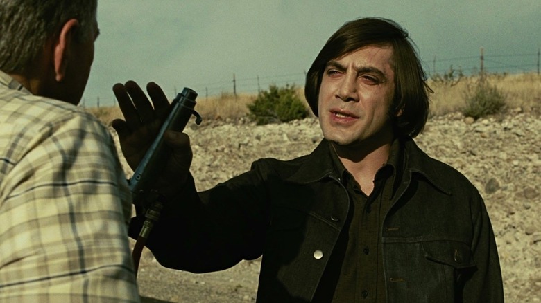 Anton Chigurh sur le point de prendre une autre vie dans No Country for Old Men (2007)