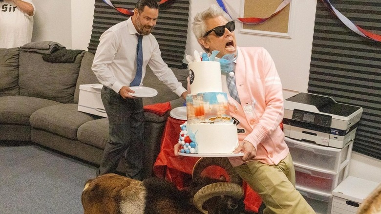 Johnny Knoxville attaqué alors qu'il livrait un gâteau dans Jackass : Best & Last (2026)