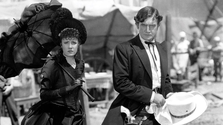 Les deux protagonistes de Cimarron remarquant quelque chose au loin (1931)