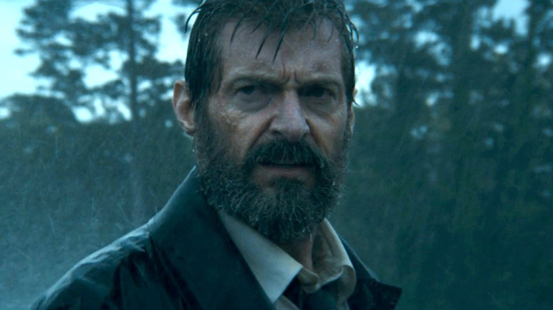 Wolverine se tient sous la pluie