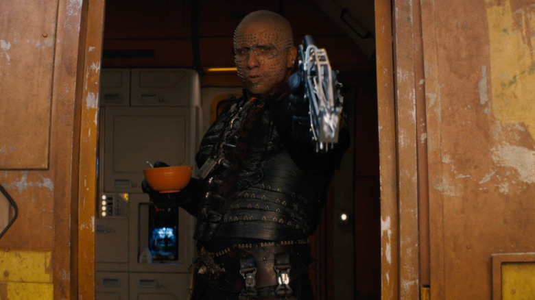 Krem pointant son arme sur Krypto dans Supergirl (2026)
