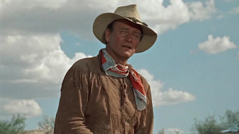 Hondo Lane donne sur le désert dans Hondo (1953)