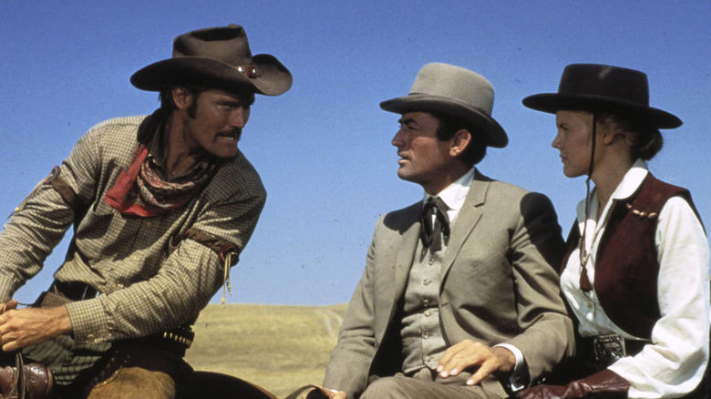 Buck Hannassey affronte James McKay et Patricia Terrill à cheval dans The Big Country (1958)