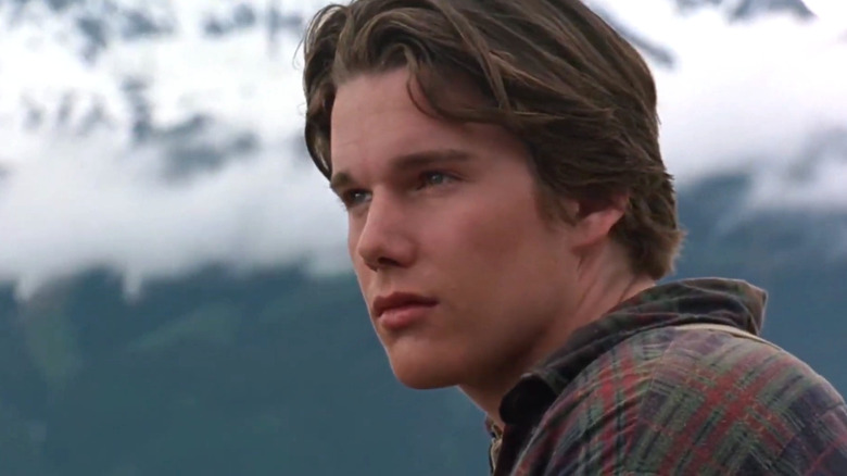 Jack Conroy regarde au loin dans White Fang (1991)