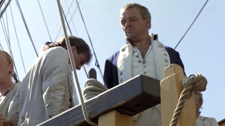 Le lieutenant William Bligh regarde l'eau dans The Bounty
