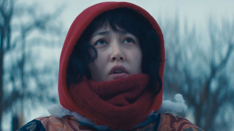 Kumiko levant les yeux dans Kumiko, le chasseur de trésors