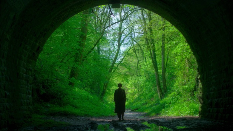 Harper traversant un tunnel