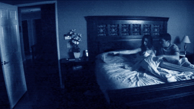 Séquence vidéo personnelle de deux personnes au lit 