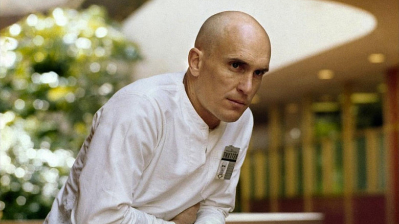 THX 1138 se promène dans un jardin 