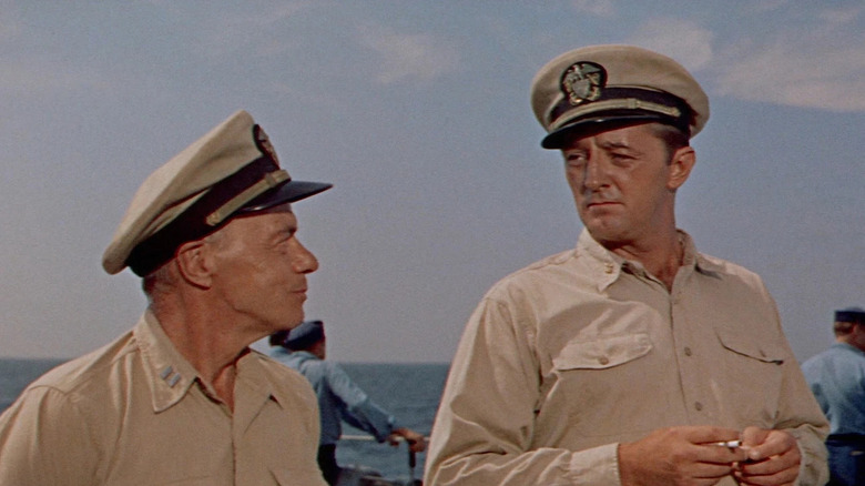 Le Docteur et le Capitaine Murrell à bord de leur navire dans The Enemy Below (1957)