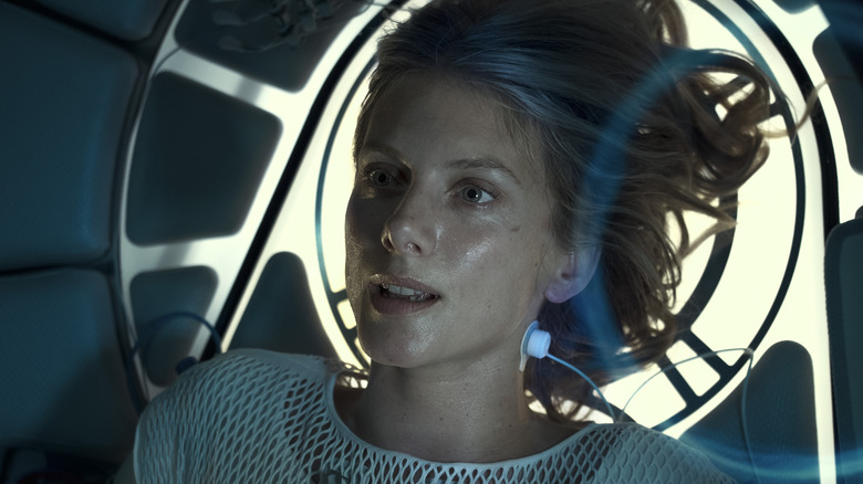 Liz Hansen branchée sur des machines et semblant inquiète dans Oxygen (2021)