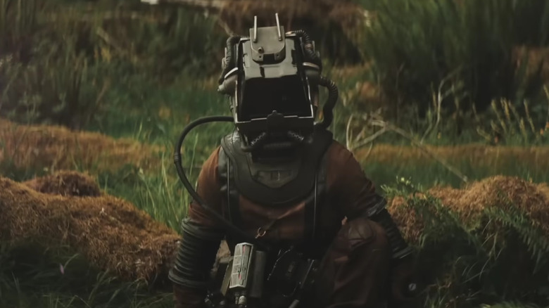 Un personnage portant une combinaison spatiale inquiétante dans Prospect (2018)