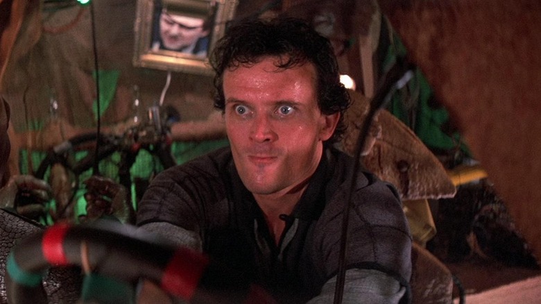 Le Dr Buckaroo Banzai regarde intensément dans Les Aventures de Buckaroo Banzai à travers la 8ème Dimension