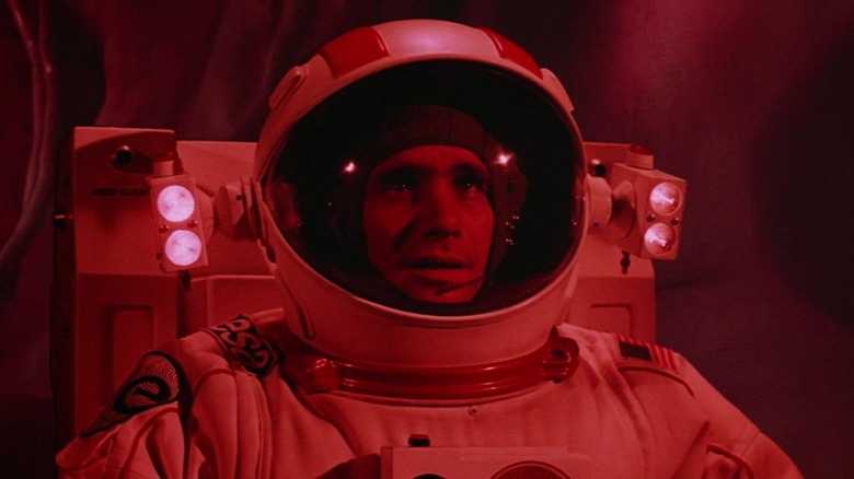 Le colonel Tom Carlsen dans une tenue d'astronaute dans Lifeforce
