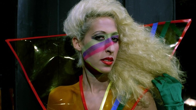 Margaret maquillée pour le visage dans Liquid Sky
