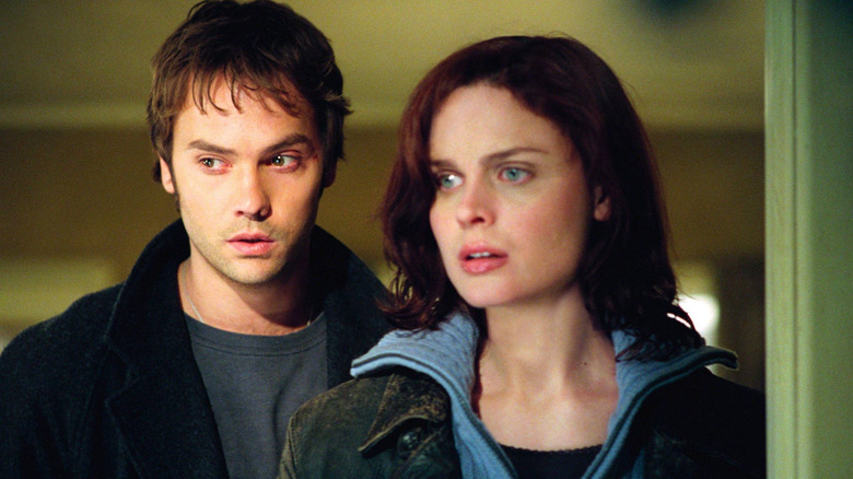 Tim (Barry Watson) et Kate (Emily Deschanel) debout ensemble près de la porte dans Boogeyman
