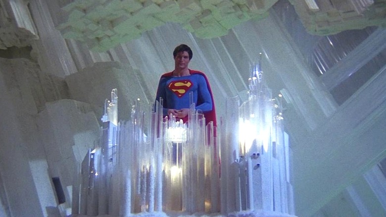 Superman debout derrière des cristaux dans Superman : le film