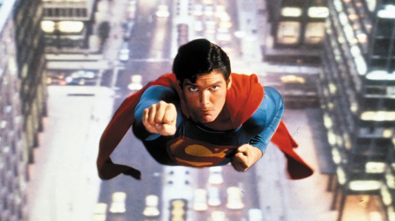 Superman volant au-dessus d'une ville dans Superman : le film