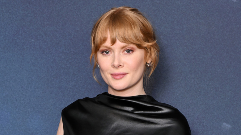 Emily Beecham porte une robe noire