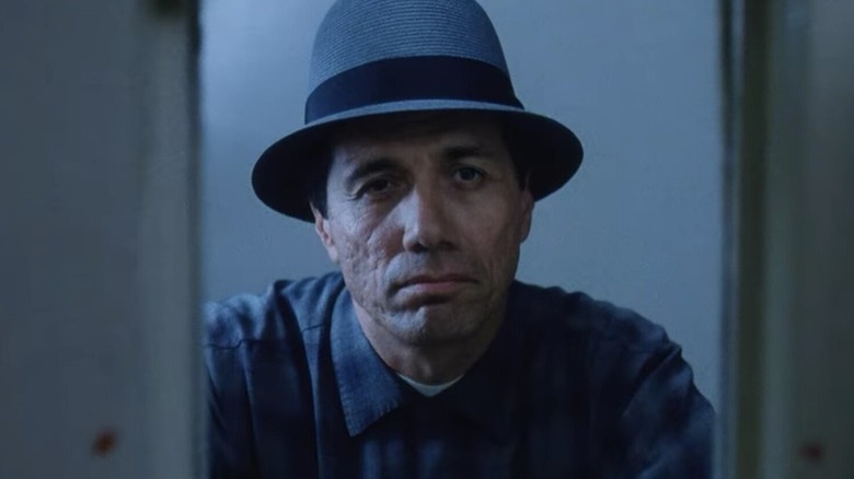 Santana regardant par une ouverture dans American Me (1992)