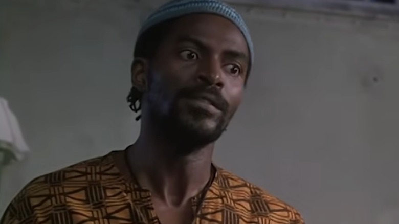 Ali a l'air sérieux en casquette et tunique South Central (1992)
