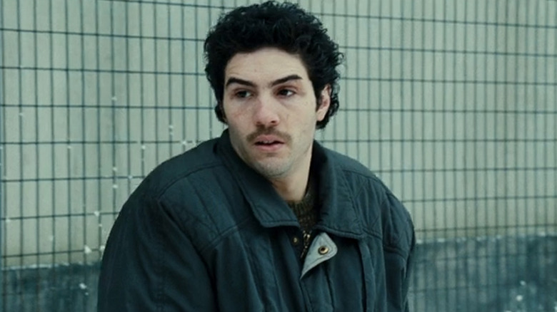 Mailk debout dans un manteau dehors dans A Prophet (2009)