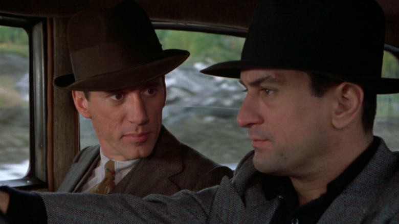 Max regarde Noodles alors qu'ils montent ensemble dans une voiture dans Once Upon at Time in America (1984)