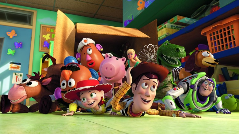 Woody et ses amis tombent d'une boîte dans la garderie Sunnyside à 
