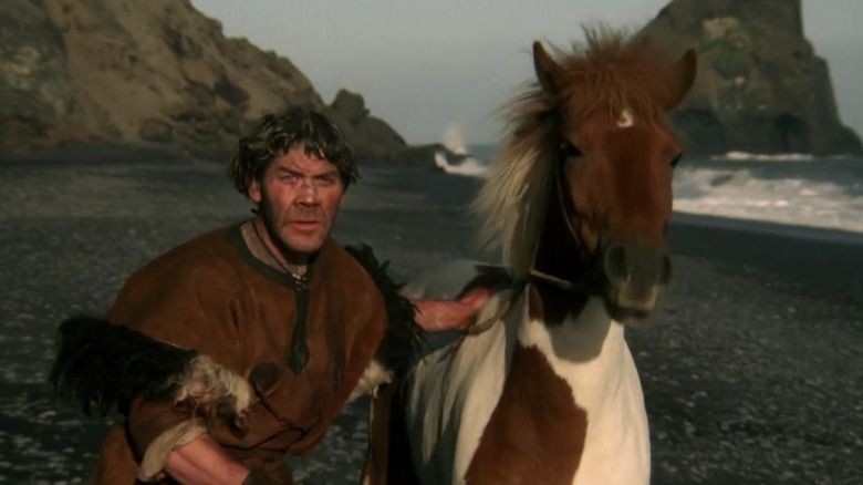 Olaf tenant un cheval dans Quand le corbeau s'envole
