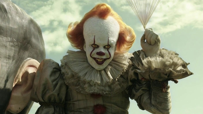Pennywise tenant des ballons