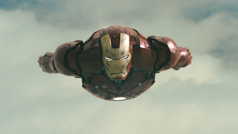Iron Man planant dans le ciel dans Iron Man (2008)
