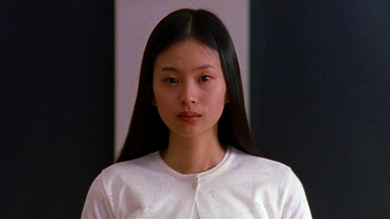 Asami a l'air nerveuse devant la caméra lors d'une audition
