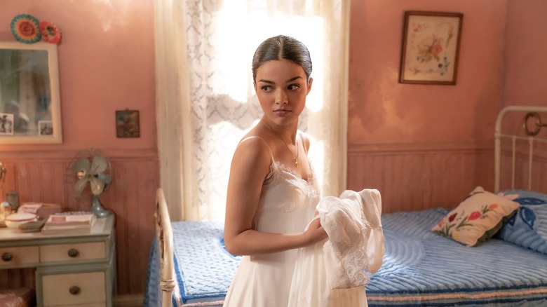 Maria tenant sa robe dans sa chambre dans West Side Story (2021)