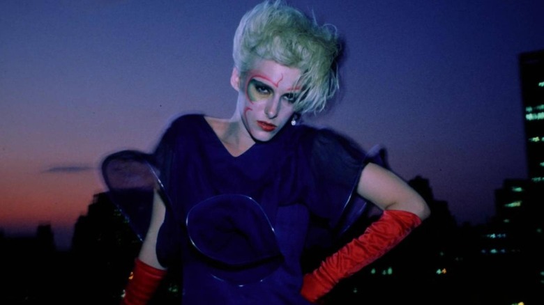 Margaret posant contre les toits de New York dans Liquid Sky